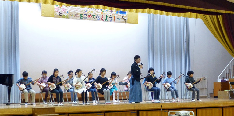 横浜市立本町小学校 全校生徒約680名（津軽三味線）1