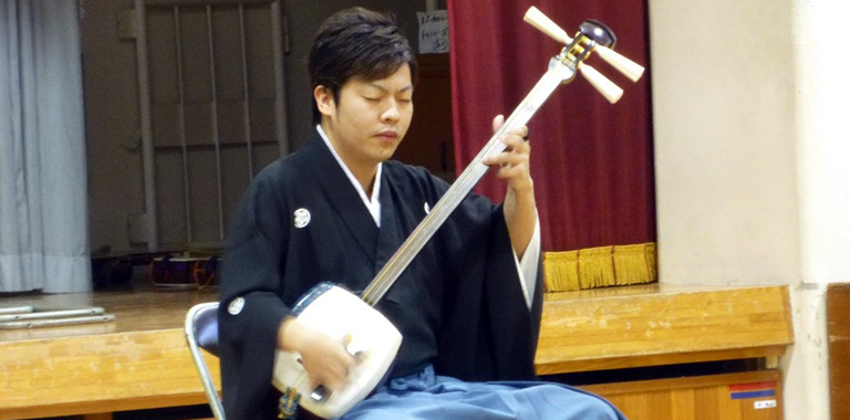 横浜市立本町小学校 全校生徒約680名（津軽三味線）2