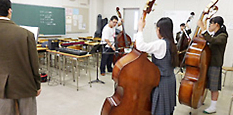 横浜市立戸塚高等学校における横浜市の中学生対象の吹奏楽指導1