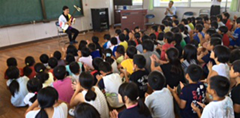 「音楽による熊本復興支援」① 熊本市立豊田小学校および高齢者施設でのコンサート（津軽三味線）1
