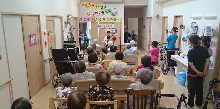 「音楽による熊本復興支援」① 熊本市立豊田小学校および高齢者施設でのコンサート（津軽三味線）2