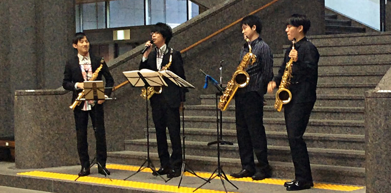 「音楽による熊本復興支援」② 嘉島町立嘉島中学校体育館および熊本県庁ロビーでのコンサート（サックス）1