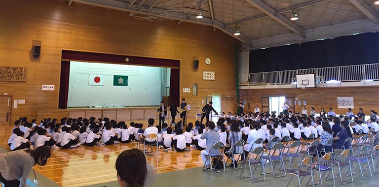 「音楽による熊本復興支援」② 嘉島町立嘉島中学校体育館および熊本県庁ロビーでのコンサート（サックス）2