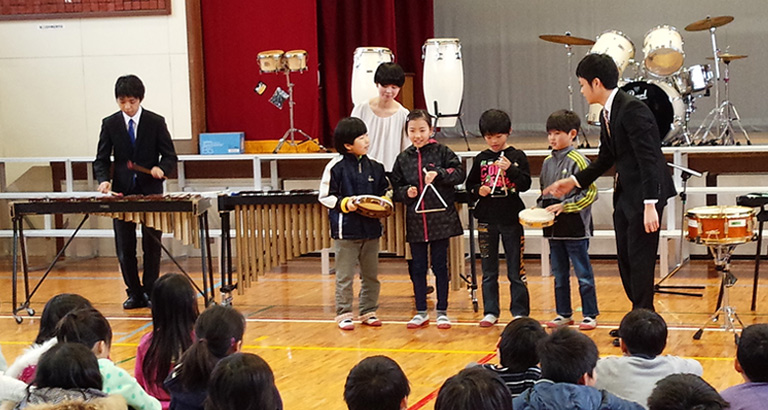 練馬区立橋戸小学校の児童（打楽器）