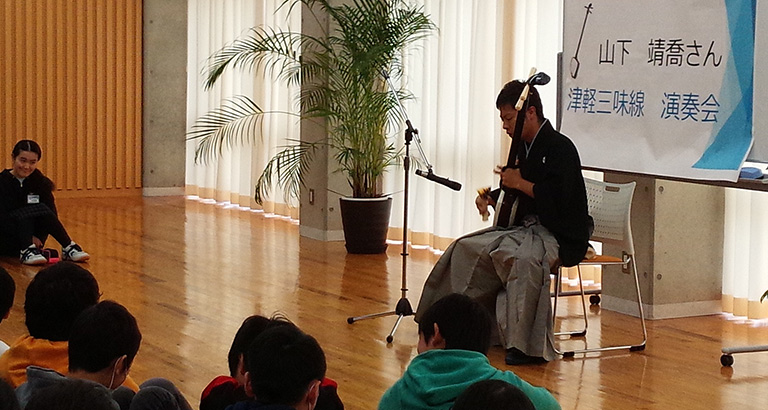 つくば市立春日学園義務教育学校の高学年児童対象（津軽三味線）