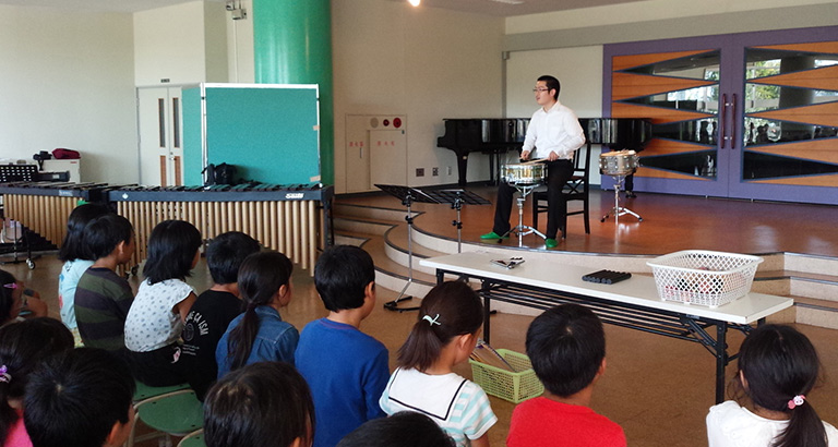 松山市立窪田小学校中・高学年の児童対象（打楽器）