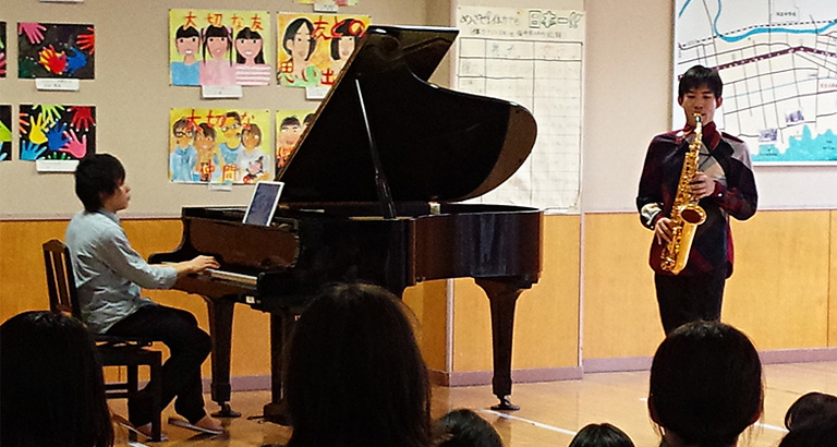徳島市佐古小学校の児童と地域の方々対象（サックス、ピアノ）