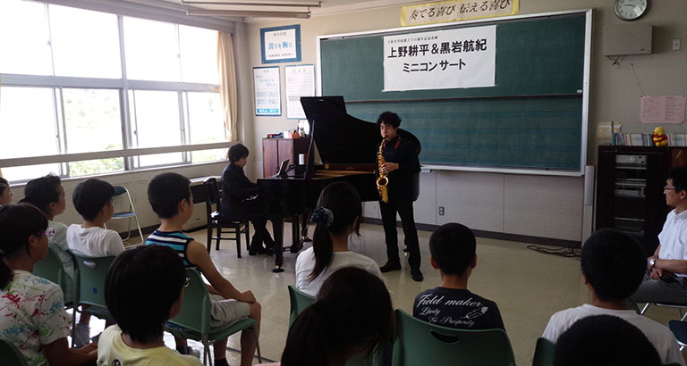 サックスとピアノによる演奏とワークショップ 2017年7月10日　秋田市立下浜中学校