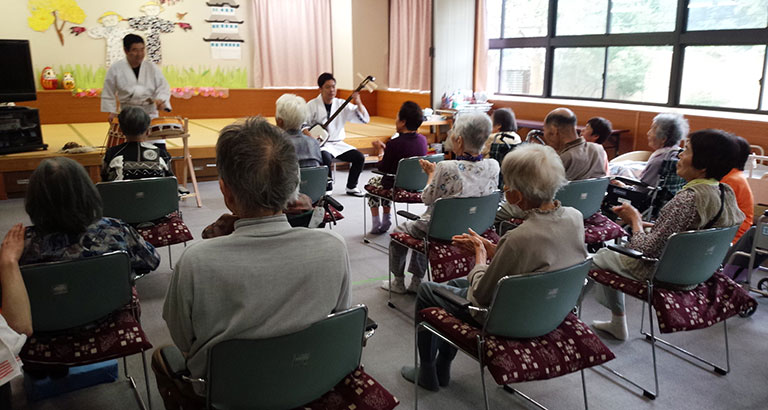 邦楽器によるワークショップ＆コンサート 2017年8月25、26日　伊那市デイサービスセンターくつろぎの家、宮城県栗原市（くりこま高原駅前広場）